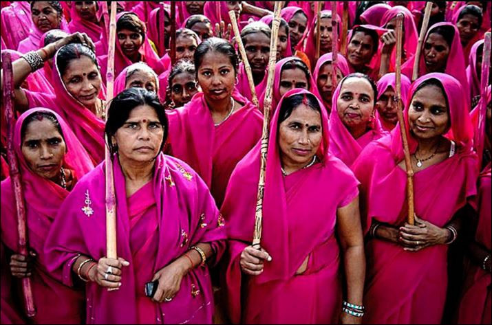 Индия с най-опасната нежна армия – "Gulabi Gang"