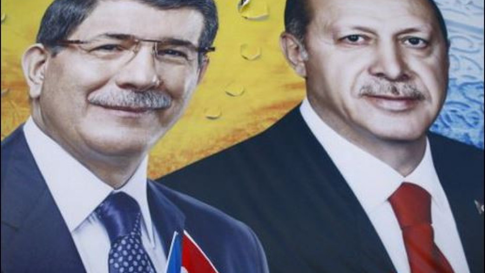 Ердоган отстрани Давутоглу и втвърди тона към ЕС: Какво следва?