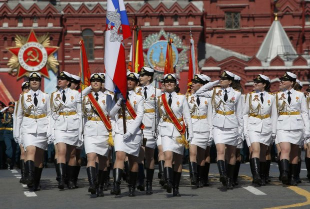 Грандиозни паради за Деня на победата и Деня на Европа (Снимки)