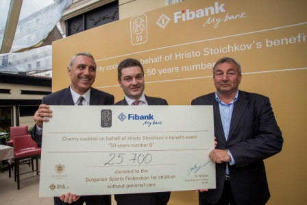 Fibank и Христо Стоичков дариха 25 700 лв. за деца, лишени от родителски грижи от Българската Спортна Федерация