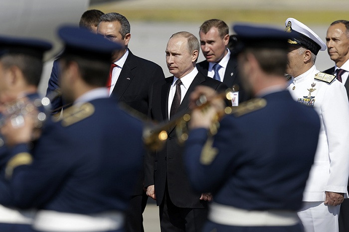 Владимир Путин посрещнат като цар в Атина