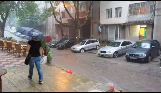 Воден ад в Стара Загора: Улиците под вода