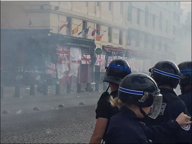 Евро 2016 започна с бой и сблъсъци