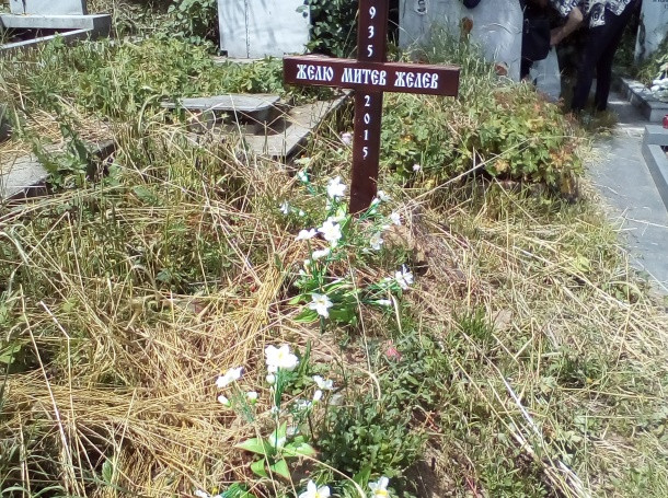 Нещо скандално се случва на гроба на Желю Желев (ФОТО)