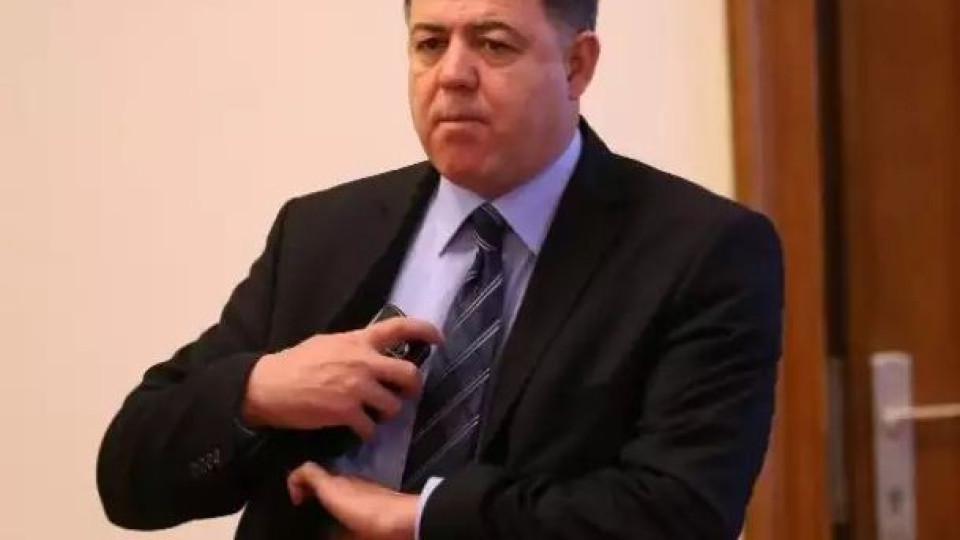 Министър Николай Ненчев лъсна с нов перчем (Кой се грижи за вида му?)