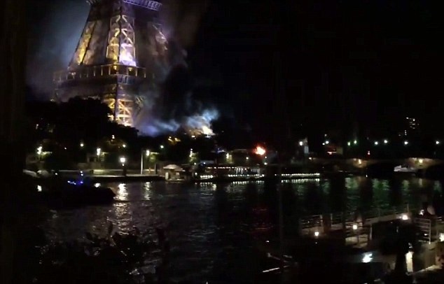 Айфеловата кула се запали след трагедията в Ница (Паника в Париж)