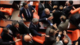 Извънредно: Парламентът в Турция евакуиран по спешност!