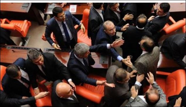 Извънредно: Парламентът в Турция евакуиран по спешност!