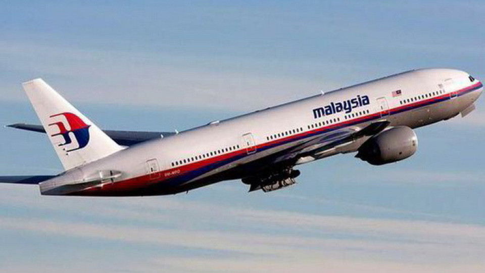 Пилотът на малайзийския самолет умишлено го е разбил