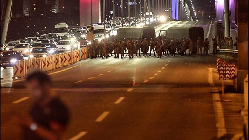 Теории на конспирацията: Кой стои зад преврата в Турция?