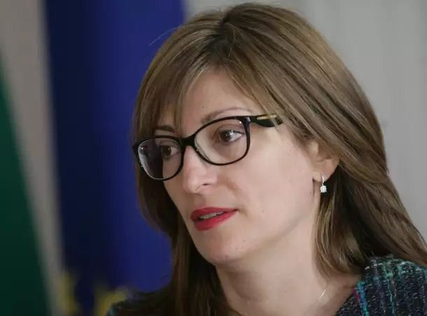 Правосъдната министърка Екатерина Захариева сгафи по протокола (Вижте гафа й)