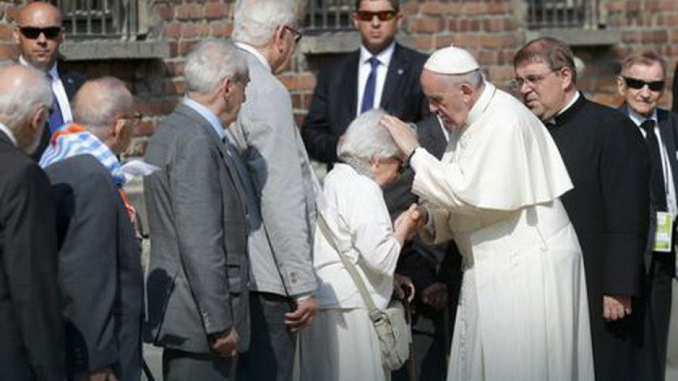 Разтърсен е след преживяното: Папа Франциск влезе в лагерите на смъртта
