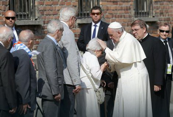 Разтърсен е след преживяното: Папа Франциск влезе в лагерите на смъртта