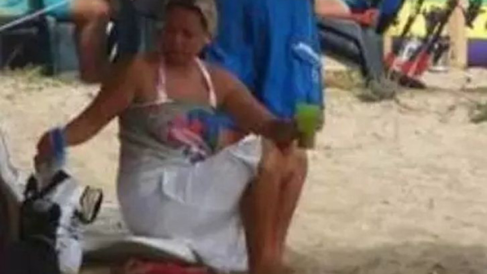 Лора Крумова на плажа с дрехи (Вижте защо не е по-бански?)