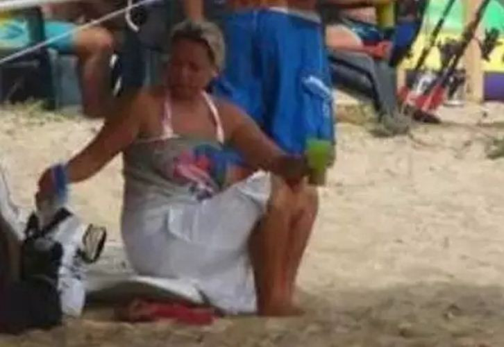 Лора Крумова на плажа с дрехи (Вижте защо не е по-бански?)