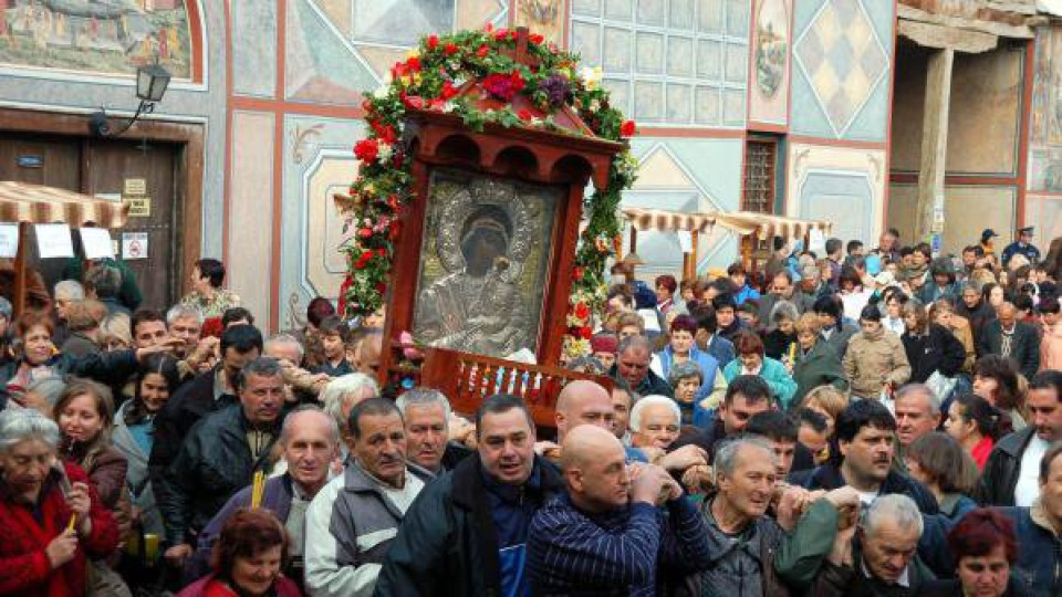 Честваме Успение Богородично (Хиляди  се събраха пред чудотворната икона в Бачково)