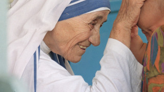 Официално! Ватикана обявява Майка Тереза за светица в неделя