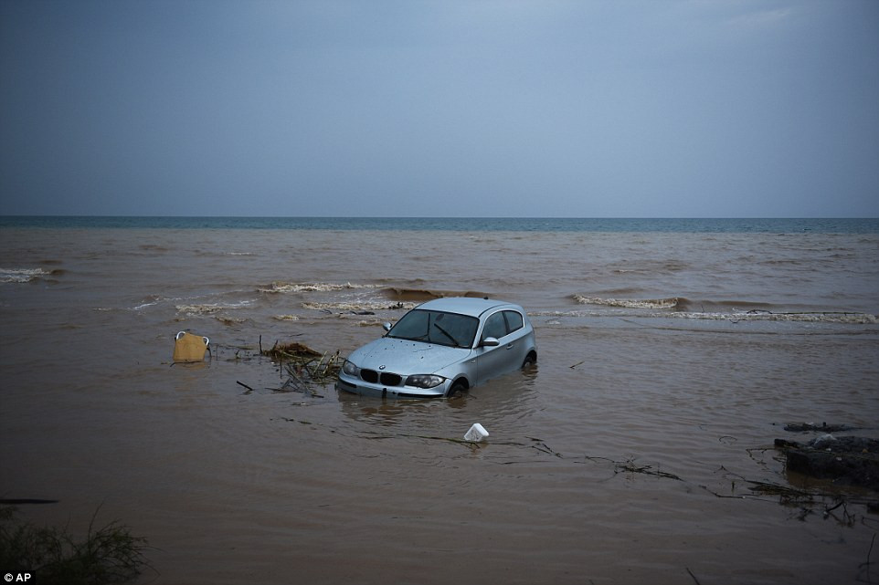 Гърция потъна под вода! Невиждани наводнения в страната