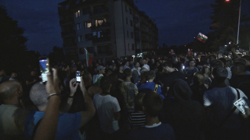 Протести в "Овча купел" заради бежанците (Местят ги от града)