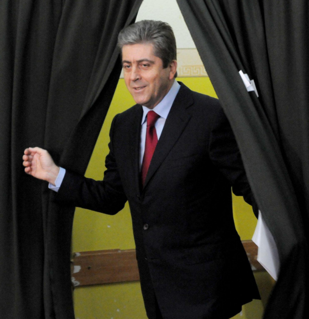 Президентът Георги Първанов се стяга за изборите с костюм за 7 бона