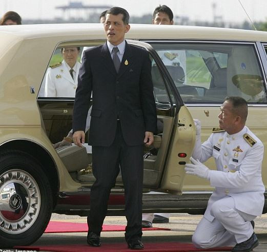 Принц плейбой начело на Тайланд: Владетелят, от който всички се страхуват