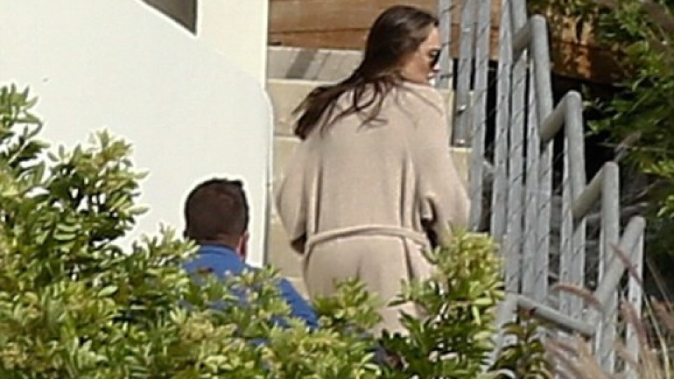 Анджелина Джоли цъфти след раздялата с Брад Пит (Нови снимки)