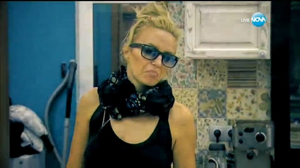 Див скандал: Ирина Тенчева крещи в изстъпление на Деси Цонева! (щерката на Митко Цонев плаче с глас)