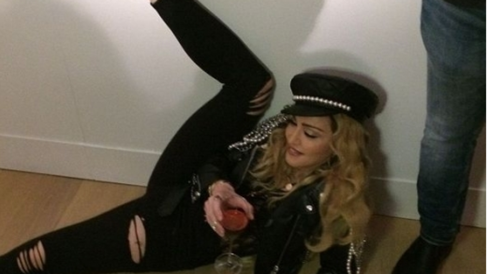 Мадона с мега издънка на изложба в Лондон (СНИМКИ как се изложи)