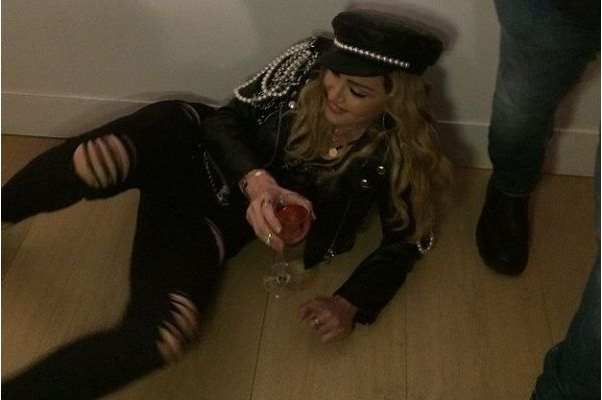 Мадона с мега издънка на изложба в Лондон (СНИМКИ как се изложи)