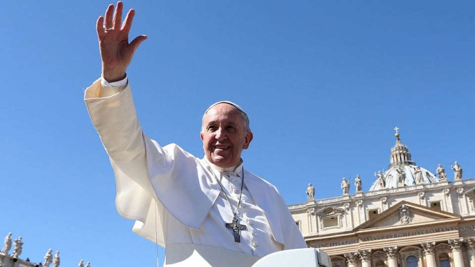 Папа Франциск слезе от Ватикана (Разбива табутата)