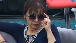 Миглена Ангелова потрошила гаджето си с черпак
