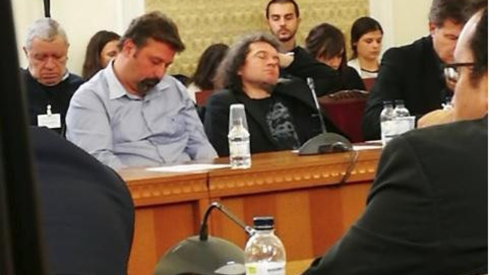 Скандал: Сценаристите на Слави Трифонов спят на дебата за референдума!