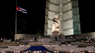 Фидел Кастро изпратен от десетки хиляди (Снимки)
