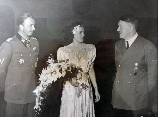 Непознатият Адолф Хитлер: Неизвестни снимки от живота му излязоха наяве