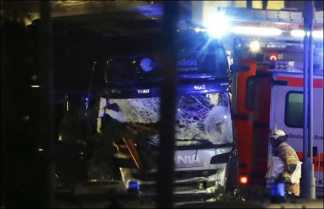 Терор в Берлин: Камион-убиец атакува коледен базар