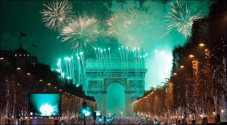 Париж в пламъци на Нова година: Запалиха над 650 автомобила