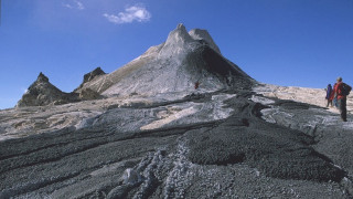"Студен" вулкан хит в мрежата: Вижте най-странния вулкан на планетата