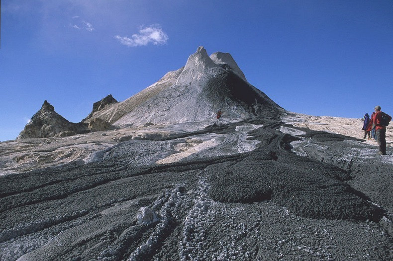 "Студен" вулкан хит в мрежата: Вижте най-странния вулкан на планетата