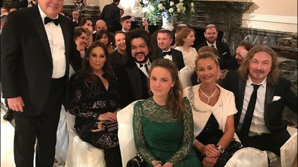 Марая Кери и Елтън Джон гушнаха милиони на най-скъпата сватба на годината
