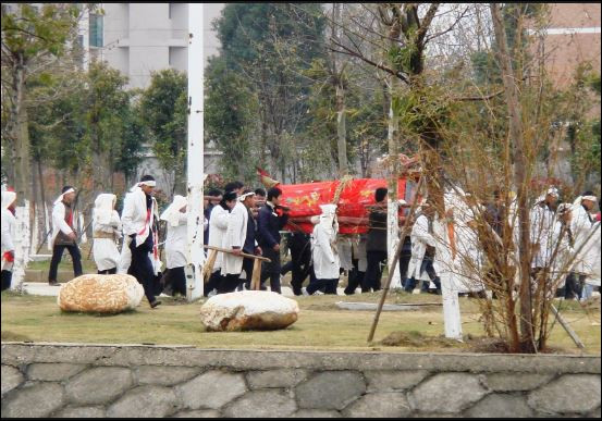 Уникум: Китаец "възкръсна" в ковчега си на собственото си погребение