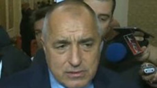 Бойко Борисов с жестоко неуважение към Румен Радев (Рови си в телефона, по време на речта му)