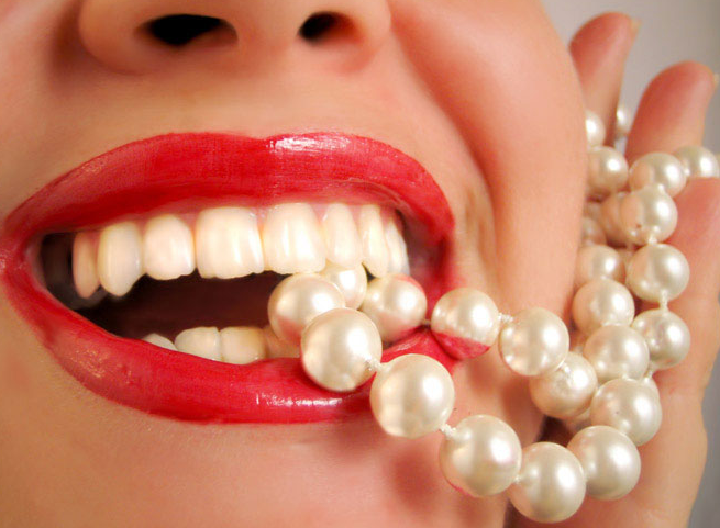 Бели зъби с няколко трика (Как да се сдобием с холивудска усмивка?)