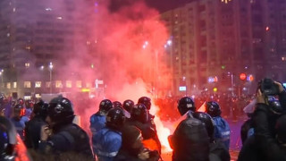 500 000 в Румъния свалят правителството: Букурещ е в пламъци и дим