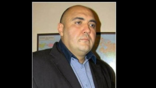 Чолата се измъква от Темида