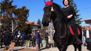 Корнелия Нинова яхна жребец на връх Тодоровден (Вижте как предизвика Борисов)