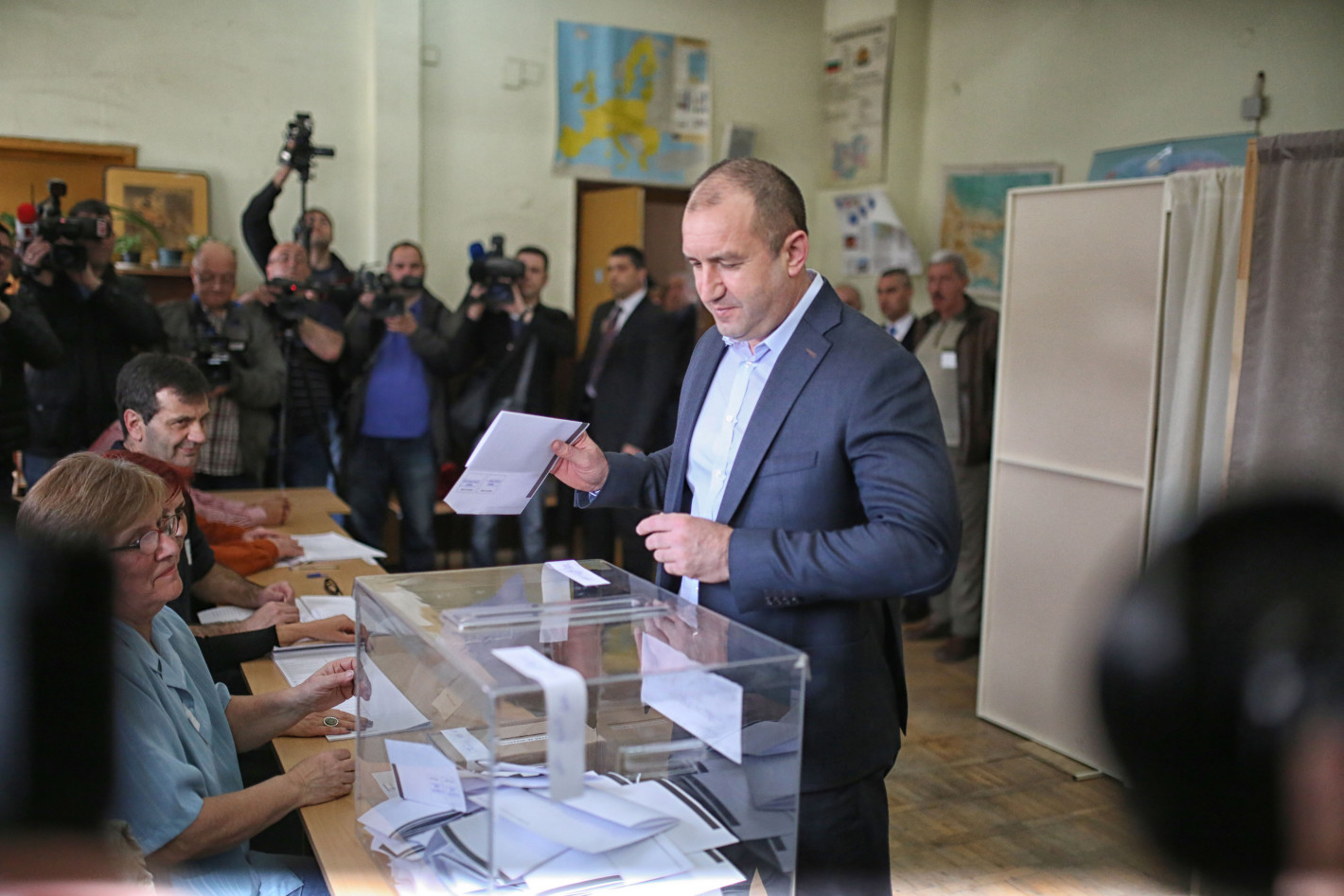 Бойко Борисов гласува и отиде да се помоли на Господ (Снимки+как гласуваха другите)