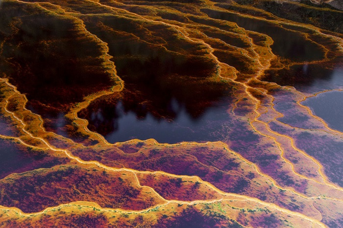 Гибелна красота: Тази река е в цветовете на дъгата, но крие смърт