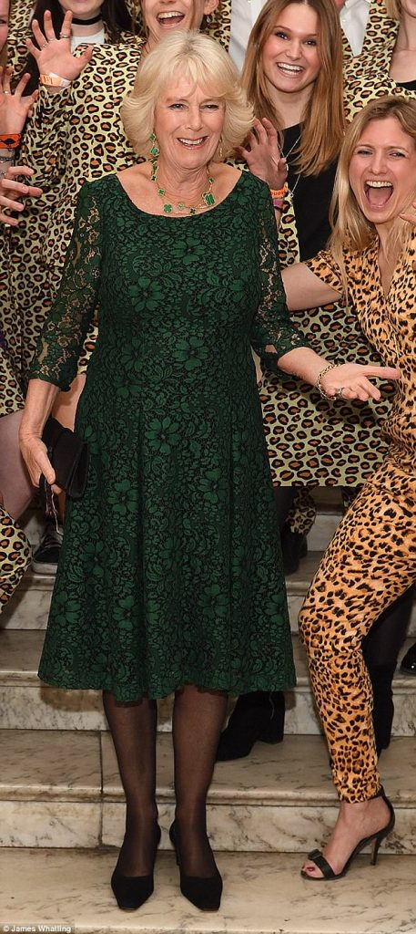 Кейт Мидълтън тръгна с бабешки рокли: Кой я подреди така?