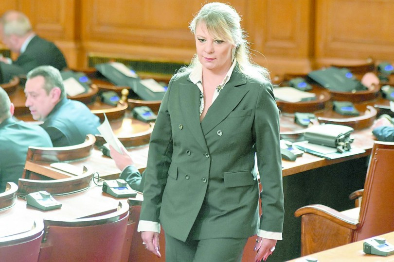 Нона Йотова не си сменя дрехите за Парламента