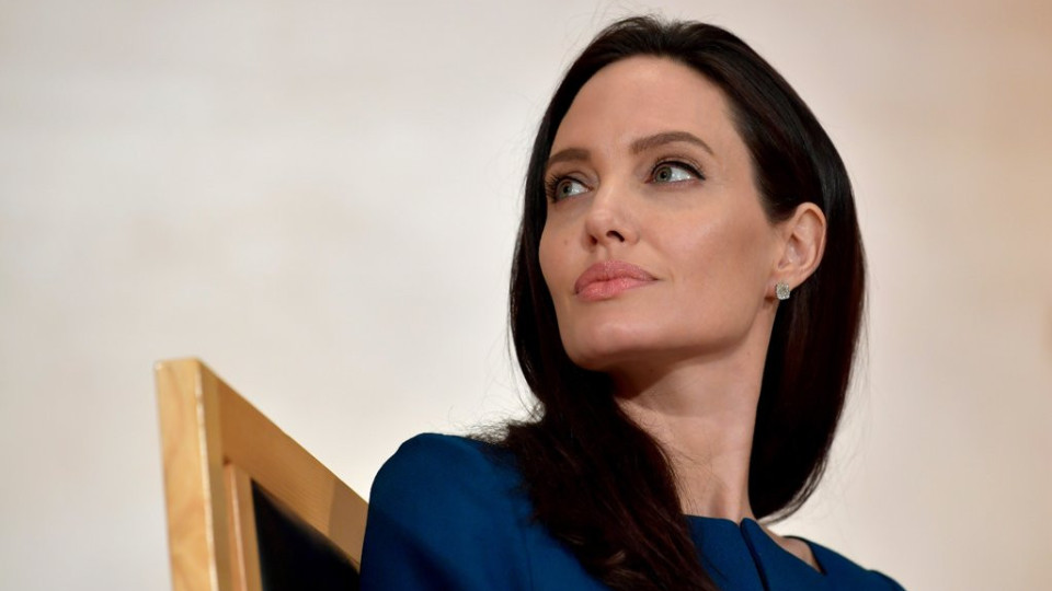 Анджелина Джоли се подмладява с уникална терапия